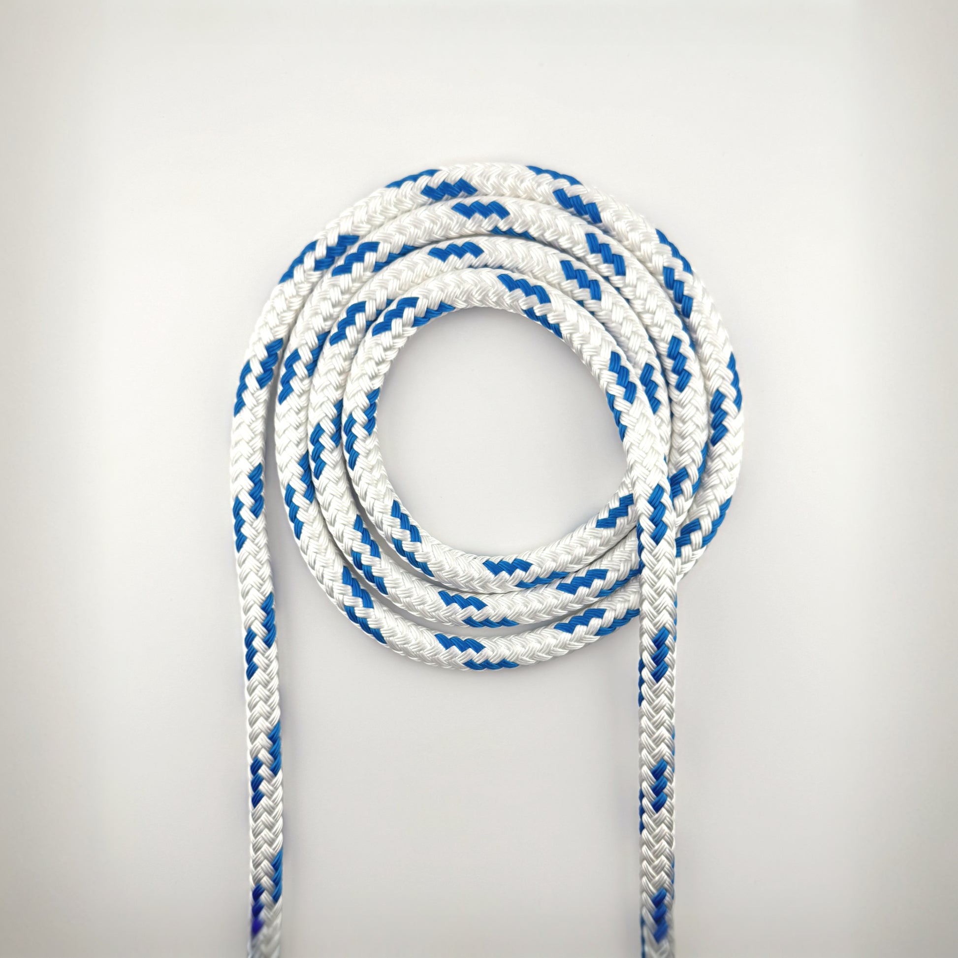 Lupes Ultra double-braided rope in white with blue flecks, made from high-tenacity polyester for low stretch and long-lasting performance.