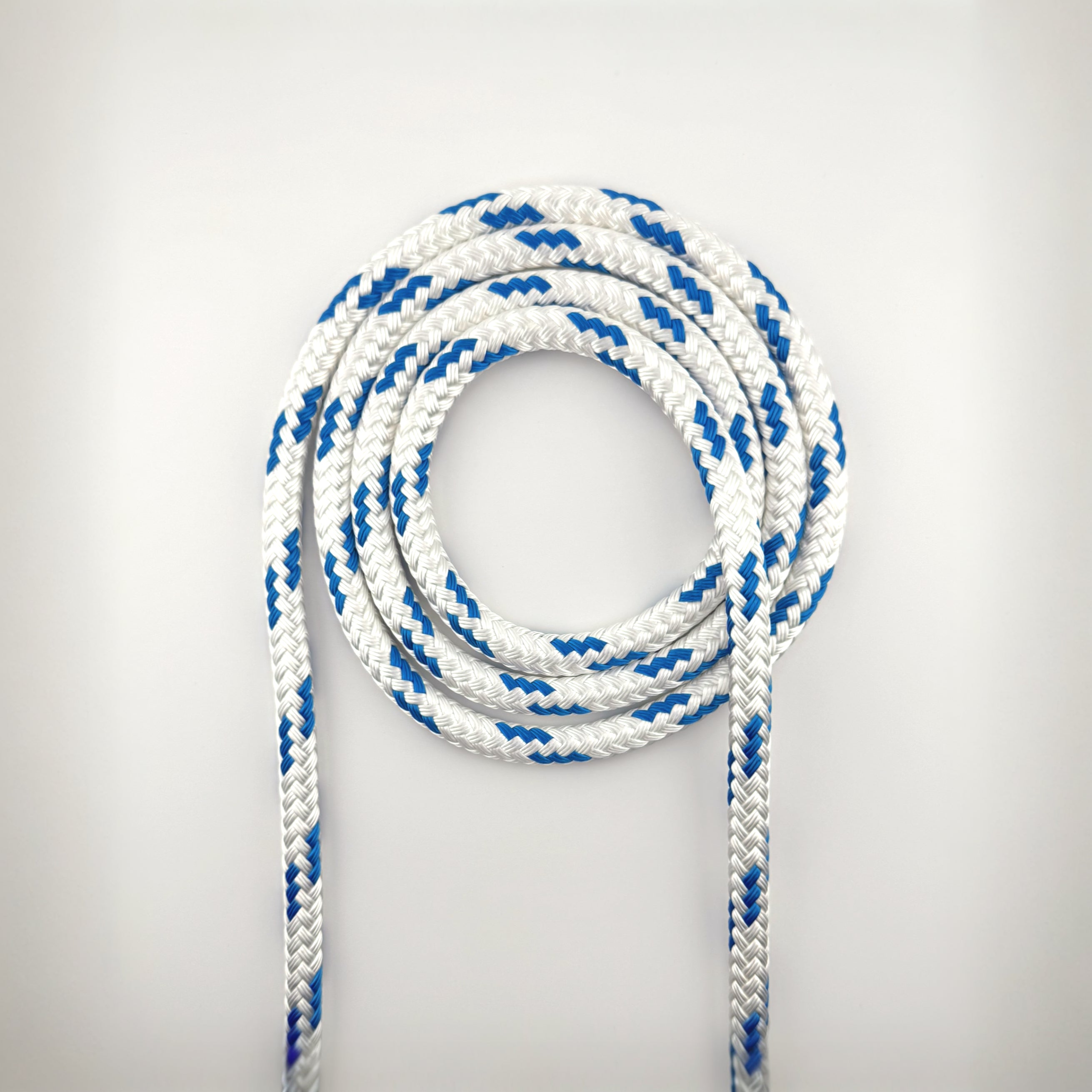 Lupes Ultra double-braided rope in white with blue flecks, made from high-tenacity polyester for low stretch and long-lasting performance.